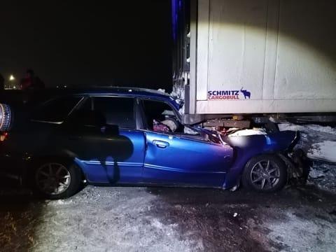 Фото Водитель «Мазды» погиб на новосибирской трассе, влетев под грузовик 2